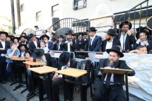 Levaya of Moreinu Hagaon Harav Avrohom Tzvi Shmuelevitz zt”l in front of Yeshivas Mir Yerushalayim