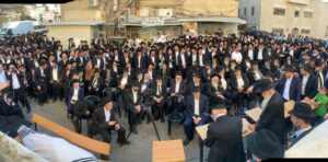 Levaya of Moreinu Hagaon Harav Avrohom Tzvi Shmuelevitz zt”l in front of Yeshivas Mir Yerushalayim