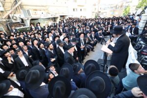 Levaya of Moreinu Hagaon Harav Avrohom Tzvi Shmuelevitz zt”l in front of Yeshivas Mir Yerushalayim