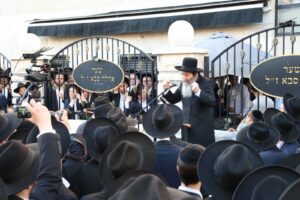 Levaya of Moreinu Hagaon Harav Avrohom Tzvi Shmuelevitz zt”l in front of Yeshivas Mir Yerushalayim