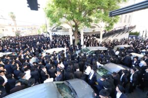 Levaya of Moreinu Hagaon Harav Avrohom Tzvi Shmuelevitz zt”l in front of Yeshivas Mir Yerushalayim