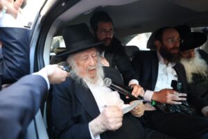 Levaya of Moreinu Hagaon Harav Avrohom Tzvi Shmuelevitz zt”l in front of Yeshivas Mir Yerushalayim