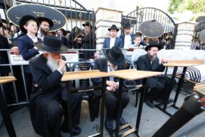 Levaya of Moreinu Hagaon Harav Avrohom Tzvi Shmuelevitz zt”l in front of Yeshivas Mir Yerushalayim