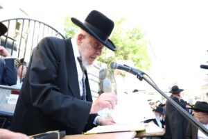 Levaya of Moreinu Hagaon Harav Avrohom Tzvi Shmuelevitz zt”l in front of Yeshivas Mir Yerushalayim