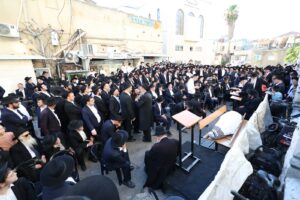 Levaya of Moreinu Hagaon Harav Avrohom Tzvi Shmuelevitz zt”l in front of Yeshivas Mir Yerushalayim