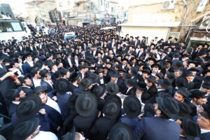 Levaya of Moreinu Hagaon Harav Avrohom Tzvi Shmuelevitz zt”l in front of Yeshivas Mir Yerushalayim