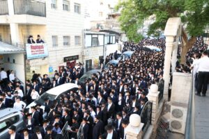 Levaya of Moreinu Hagaon Harav Avrohom Tzvi Shmuelevitz zt”l in front of Yeshivas Mir Yerushalayim