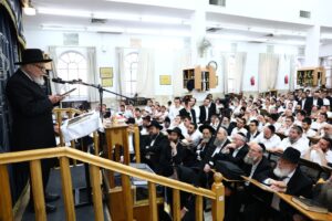 Hagaon Harav Moshe Hillel Hirsch Shlita Giving Divrei Chizuk in Yeshivas Mir Yerushalayim to prepare for Matan Torah