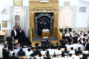 Hagaon Harav Moshe Hillel Hirsch Shlita Giving Divrei Chizuk in Yeshivas Mir Yerushalayim to prepare for Matan Torah