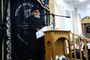 Hagaon Harav Moshe Hillel Hirsch Shlita Giving Divrei Chizuk in Yeshivas Mir Yerushalayim to prepare for Matan Torah